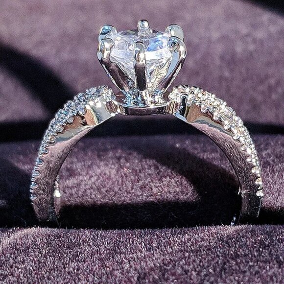 Women's Gorgeous White Zirconia Round Cut 6-Pronged Ring Set in a Beautiful Band - Picture 3 of 3